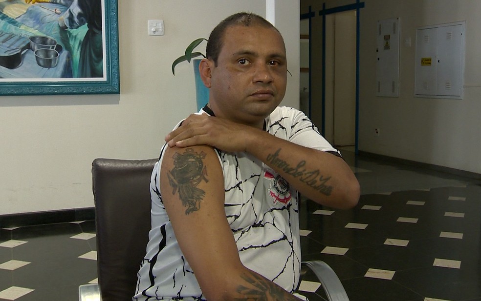 Adriano exibe a tatuagem do time de coração — Foto: TV Fronteira / Reprodução