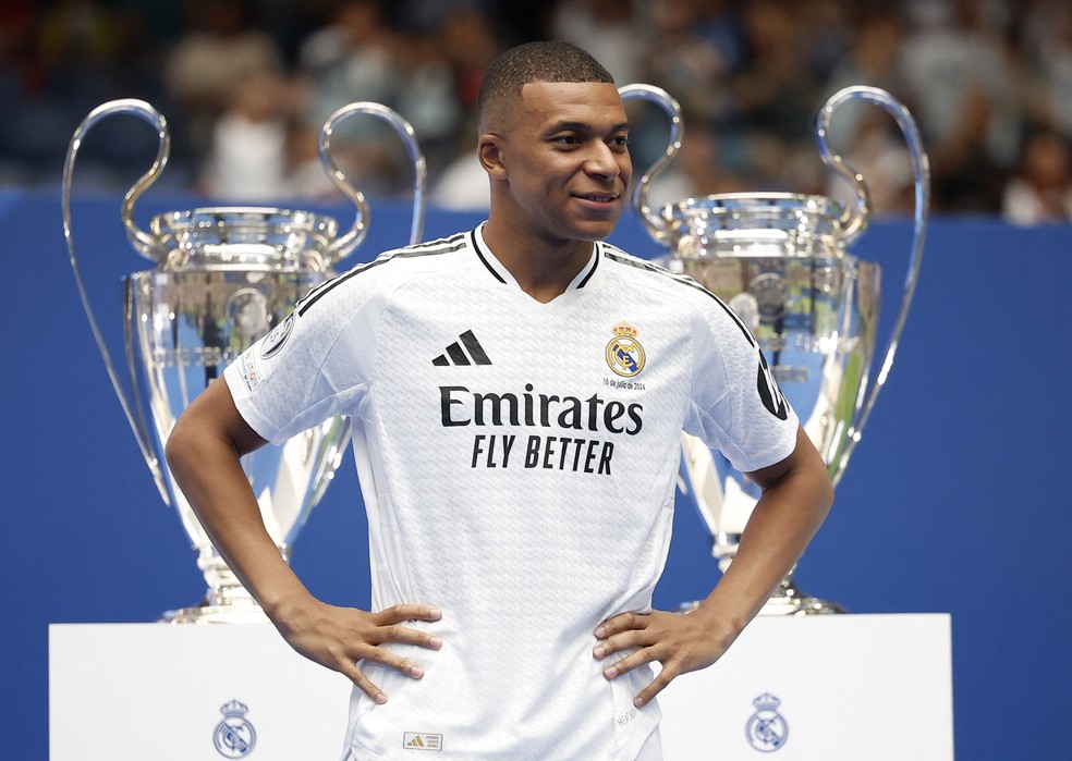 Mbapp na apresentao no Real Madrid, com trofus da Champions League ao fundo  Foto: REUTERS/Juan Medina