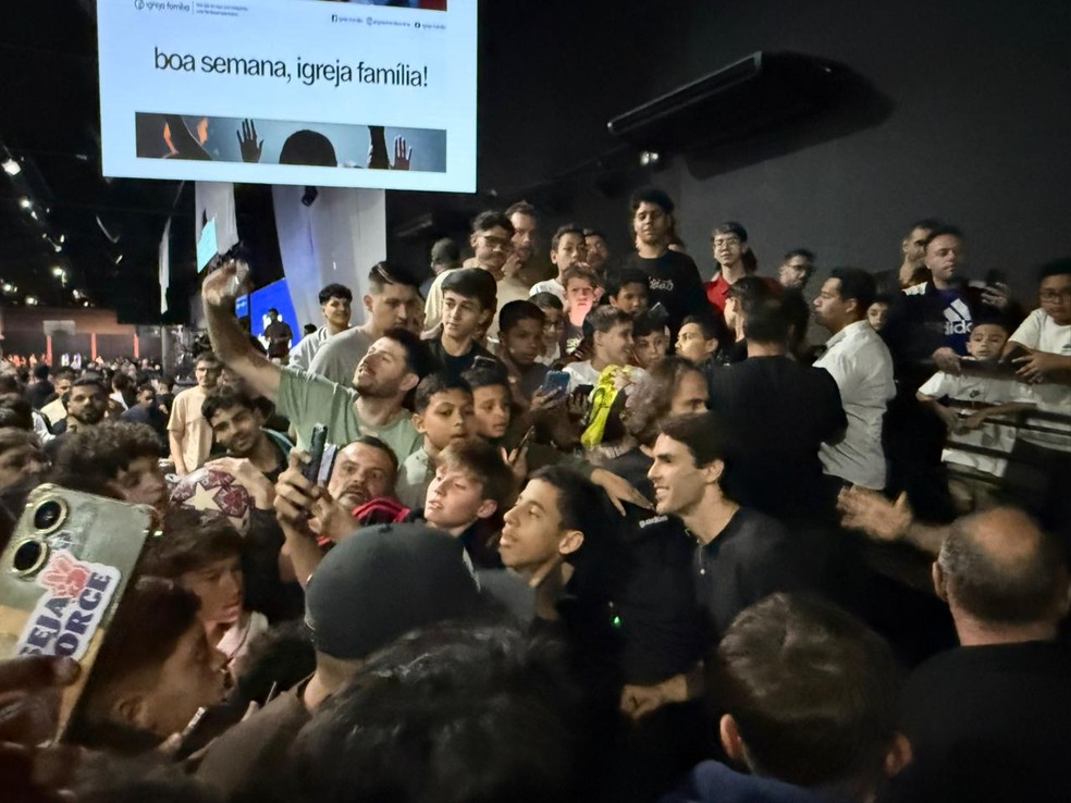 Kaká é cercado por fiéis e fãs após culto em igreja no interior de São Paulo  — Foto: Emilio Botta