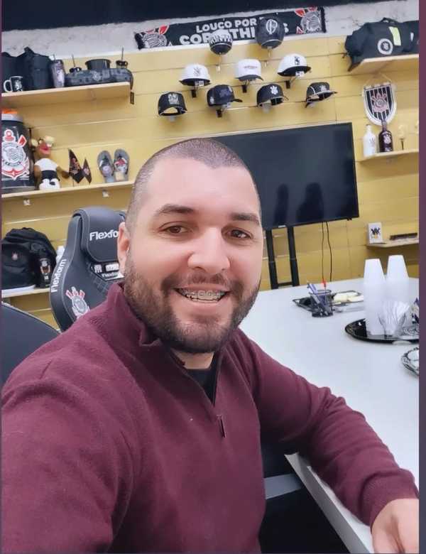 Corinthians desiste de contratar influenciador que ameaçou goleiro Cássio e esposa.