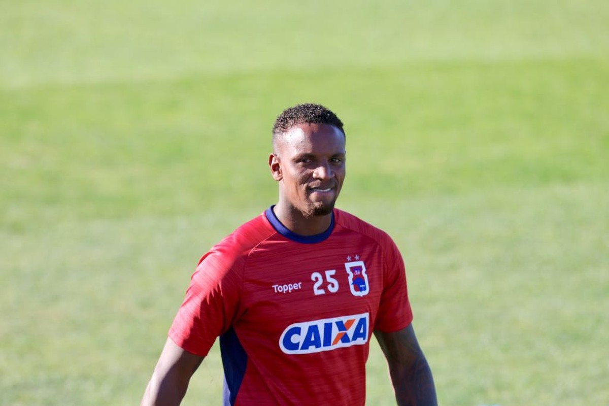 Por necessidade, Paraná reintegra Cleber Reis para o jogo com o América