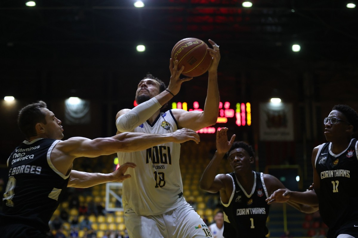 Mogi segura reação do Corinthians no final e fecha a segunda fase do Paulista de basquete com vitória