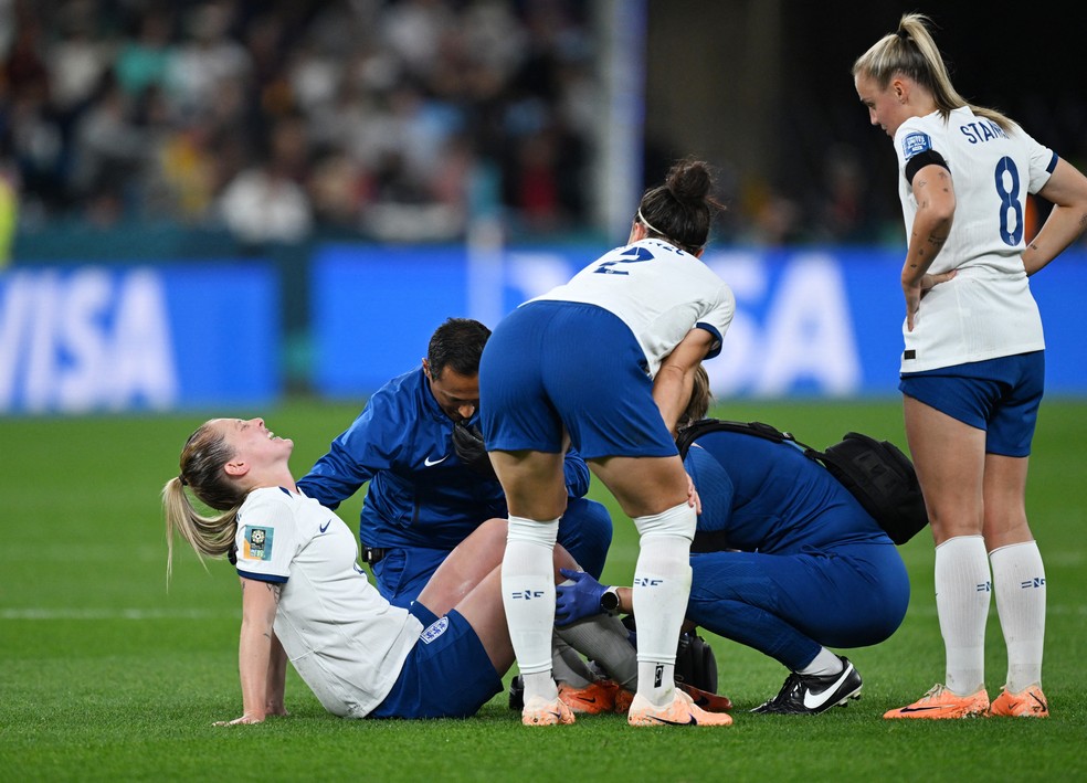 Walsh, da Inglaterra, deixou o jogo contra a Dinamarca sentindo dores no joelho — Foto: REUTERS/Jaimi Joy