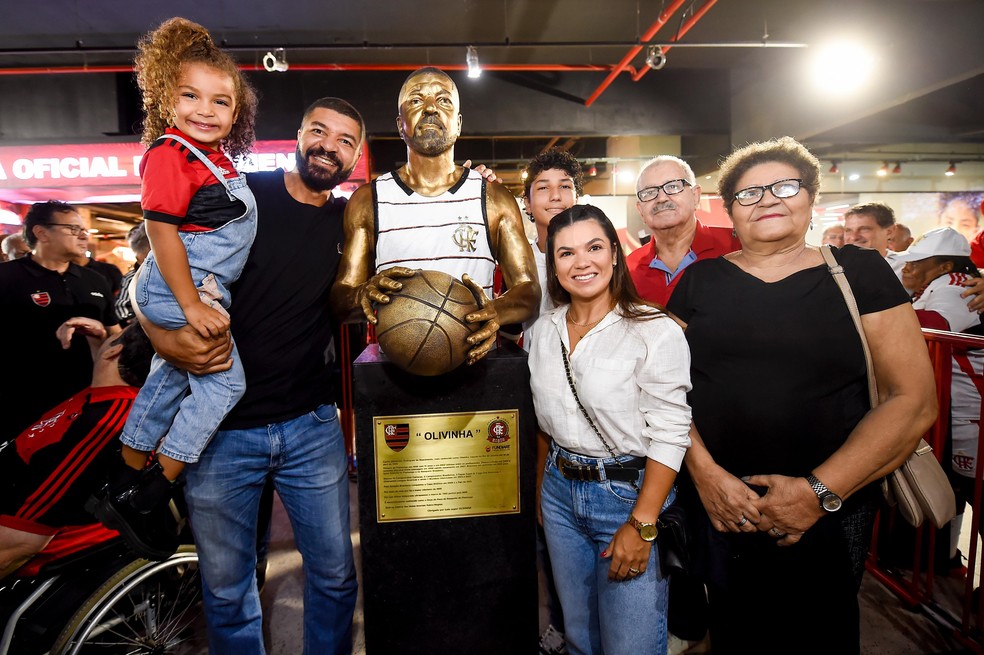 Olivinha é imortalizado com um busto na festa de 129 anos do Flamengo — Foto: Marcelo Cortes/CRF