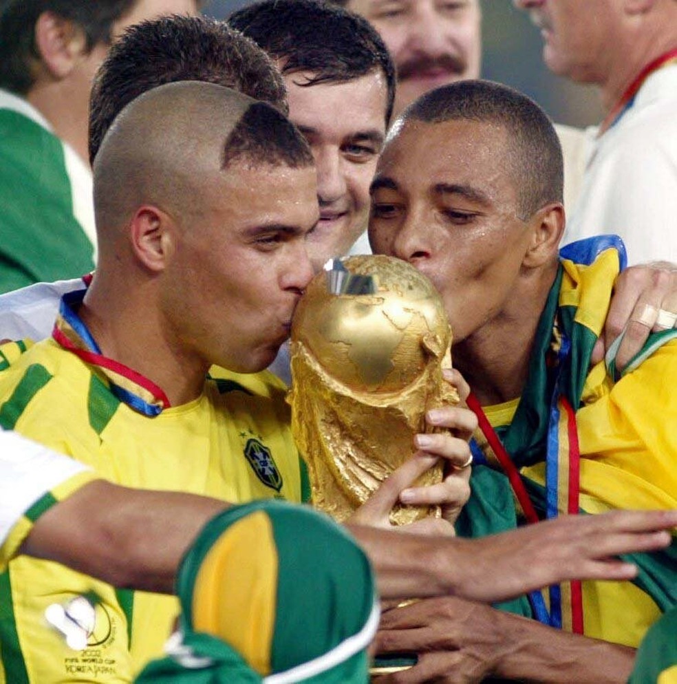 Gilberto Silva e Ronaldo com a taça do Penta — Atlético-MG na Copa