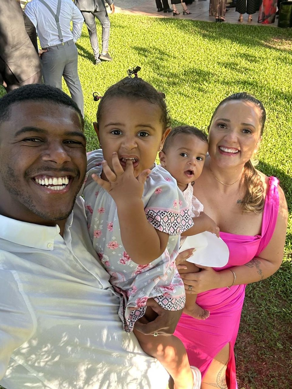 Patrick com Maria Cecília e a esposa Cristiane com Maria Clara — Foto: Arquivo Pessoal
