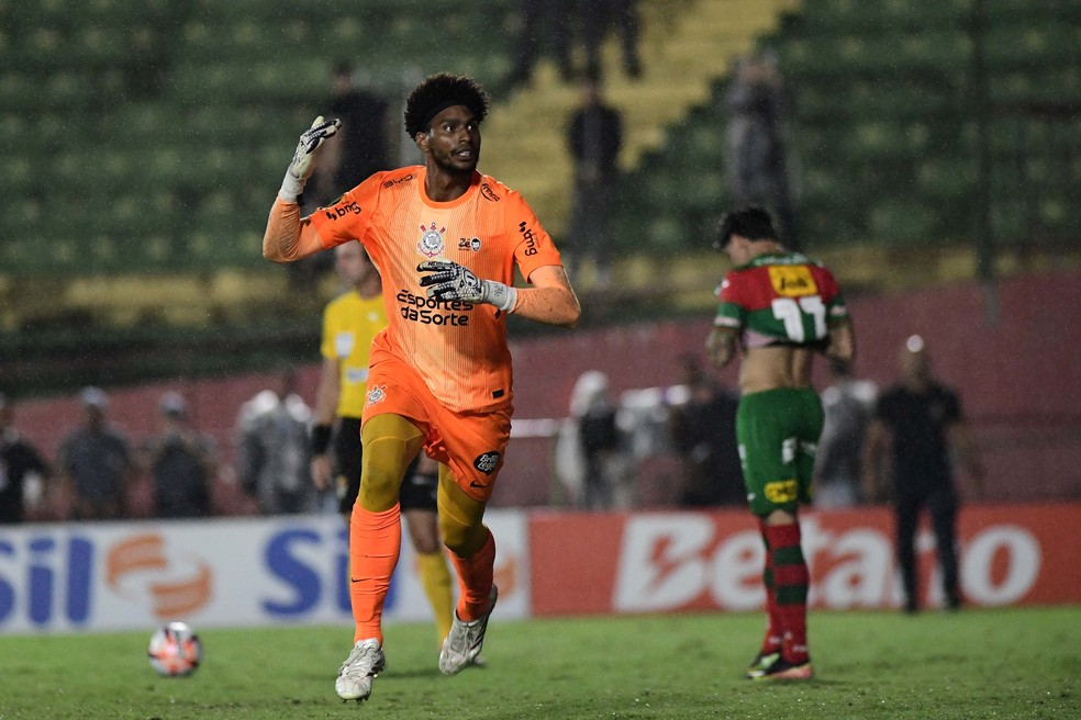 Hugo Souza em Portuguesa x Corinthians — Foto: Marcos Ribolli