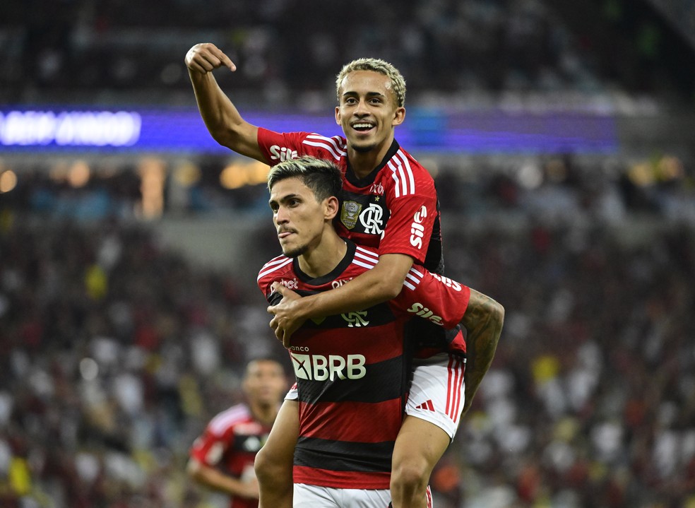 Pedro comemora gol pelo Flamengo &mdash; Foto: Andr&eacute; Dur&atilde;o