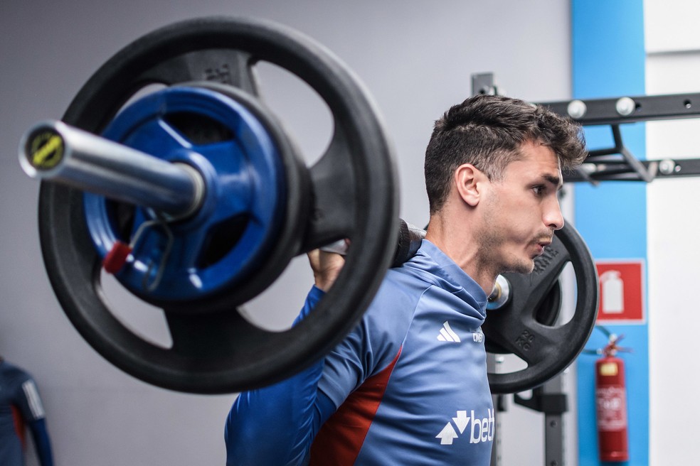 Dinenno, do Cruzeiro, realizando trabalho de força na academia — Foto: Gustavo Aleixo/Cruzeiro