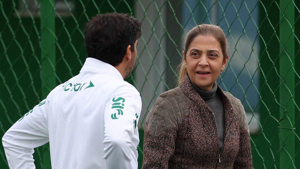 Abel Ferreira e Leila Pereira conversam em treino do Palmeiras — Foto: Cesar Greco