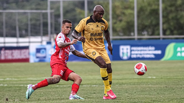 Sassá perdeu um pênalti logo no início do jogo