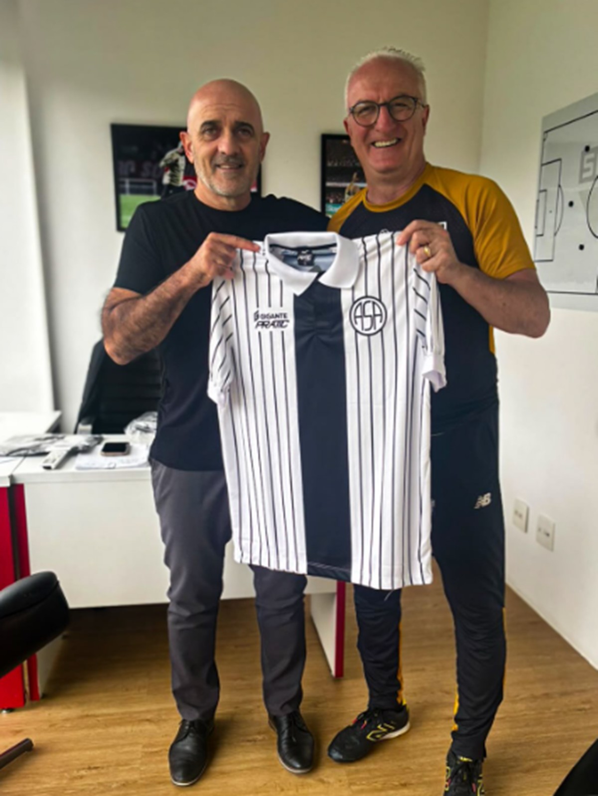 Dorival Júnior recebe camisa do ASA durante visita de Itamar Schulle ao CT do São Paulo