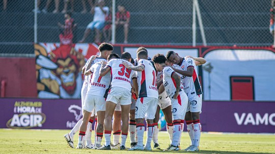 Vitória completa 50 jogos na temporada com equilíbrio entre partidas vencidas e perdidas