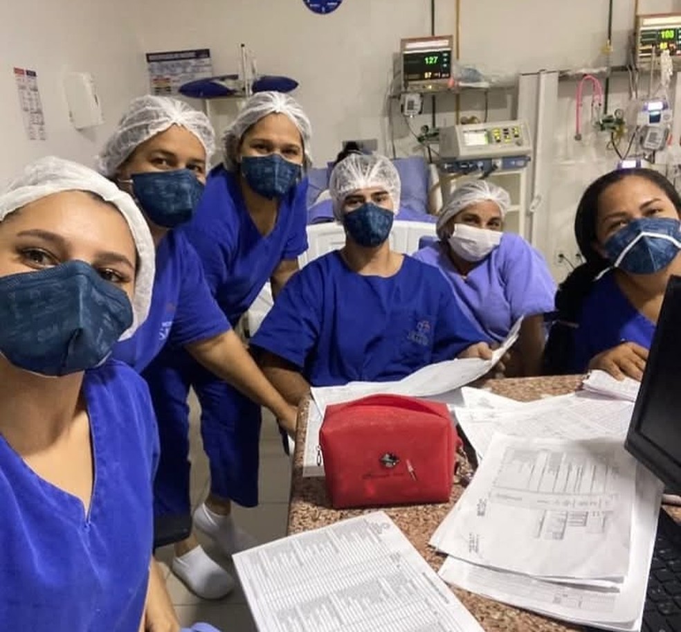 Luiz Carlos Dietrich, ao meio,  trabalhando de plantão — Foto: arquivo pessoal