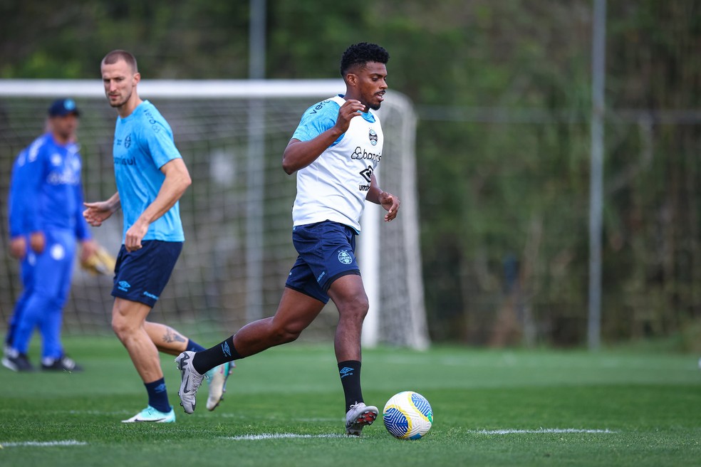 Rodrigo Ely e Jemerson atuaram juntos na zaga do Grêmio em parte da temporada passada