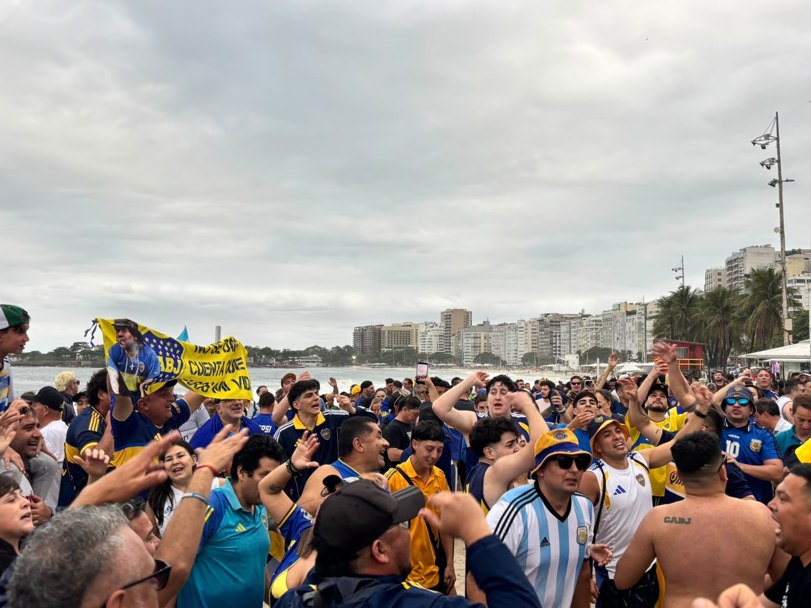 Torcedores do Boca Juniors fazem festa em Copacabana antes de duelo contra o Vasco no Maracanã