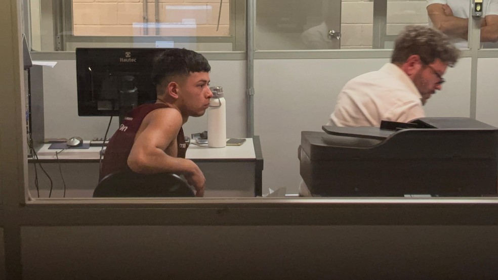 Torcedor do Lanús paga fiança e é liberado após gestos racistas em direção à torcida do Cruzeiro — Foto: Guilherme Macedo