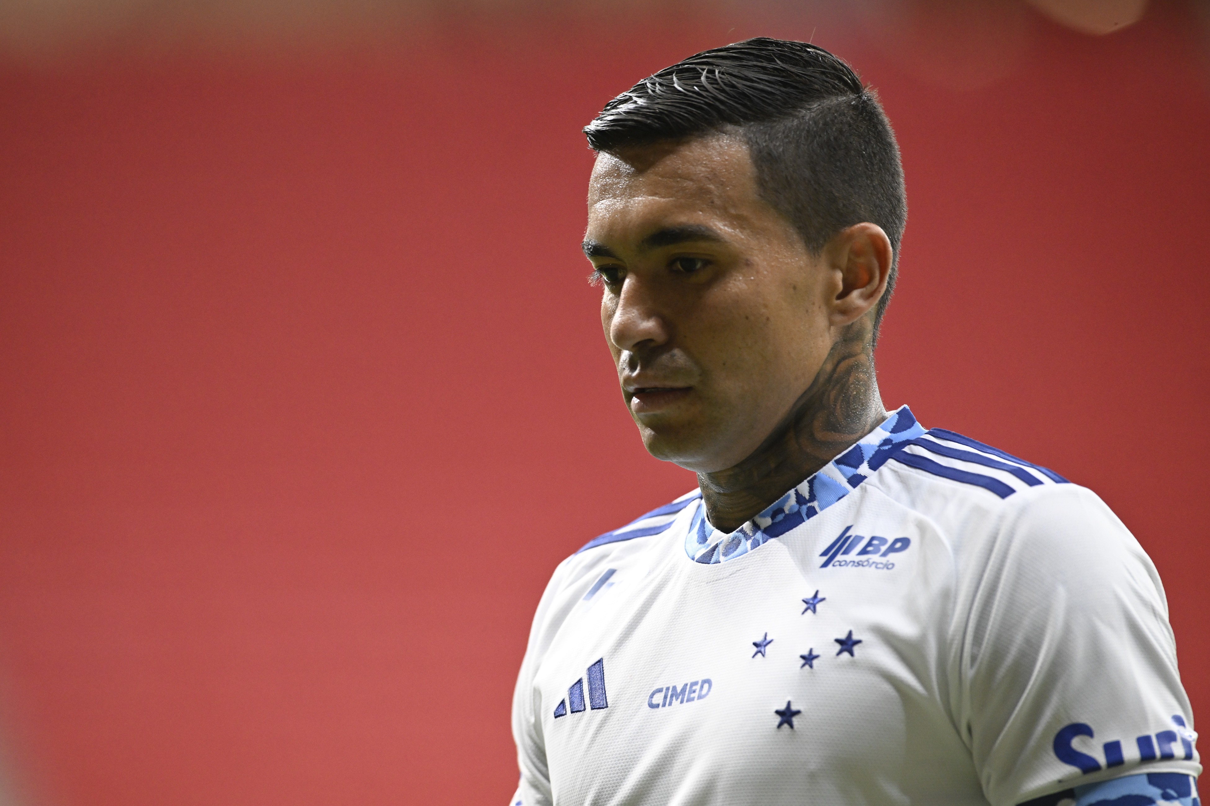 Dudu retorna aos treinos no Cruzeiro com permanência indefinida.