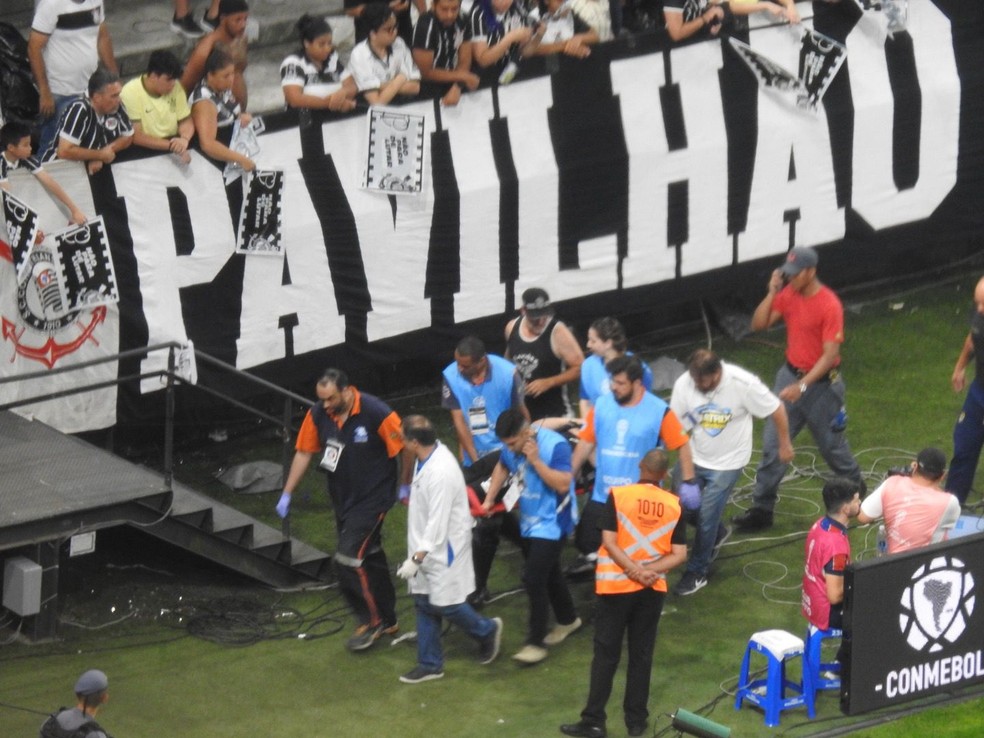 Torcedora do Corinthians é retirada de maca durante o primeiro tempo — Foto: Marcelo Braga