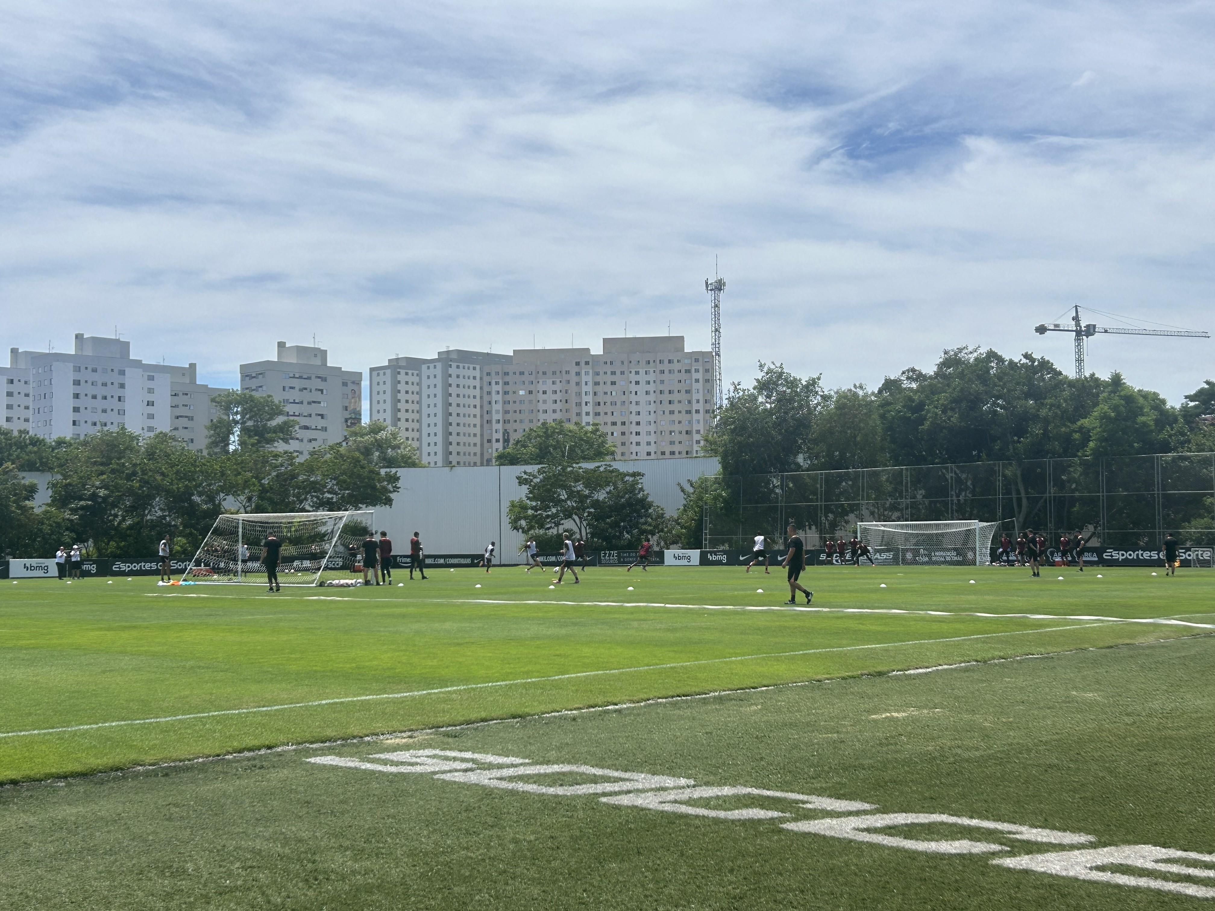 Gabriel Paulista se une ao elenco do Corinthians, enquanto Raniele brilha nos treinos e desafia concorrentes