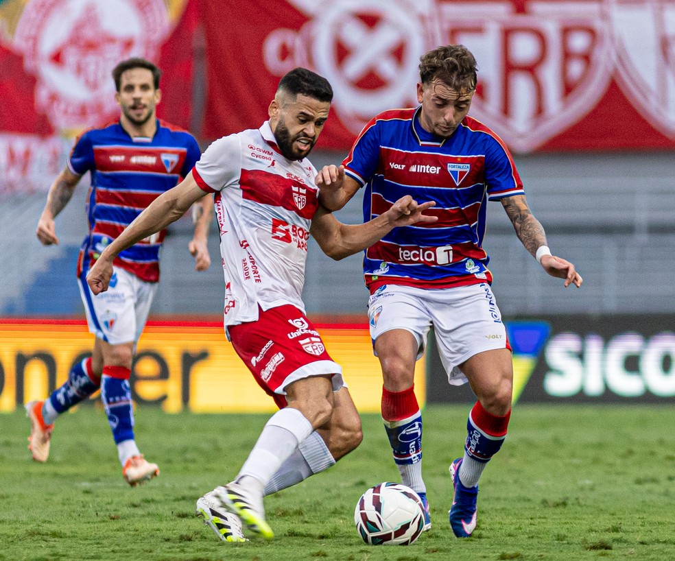 Patrick de Lucca e Ryan no duelo entre CRB e Fortaleza