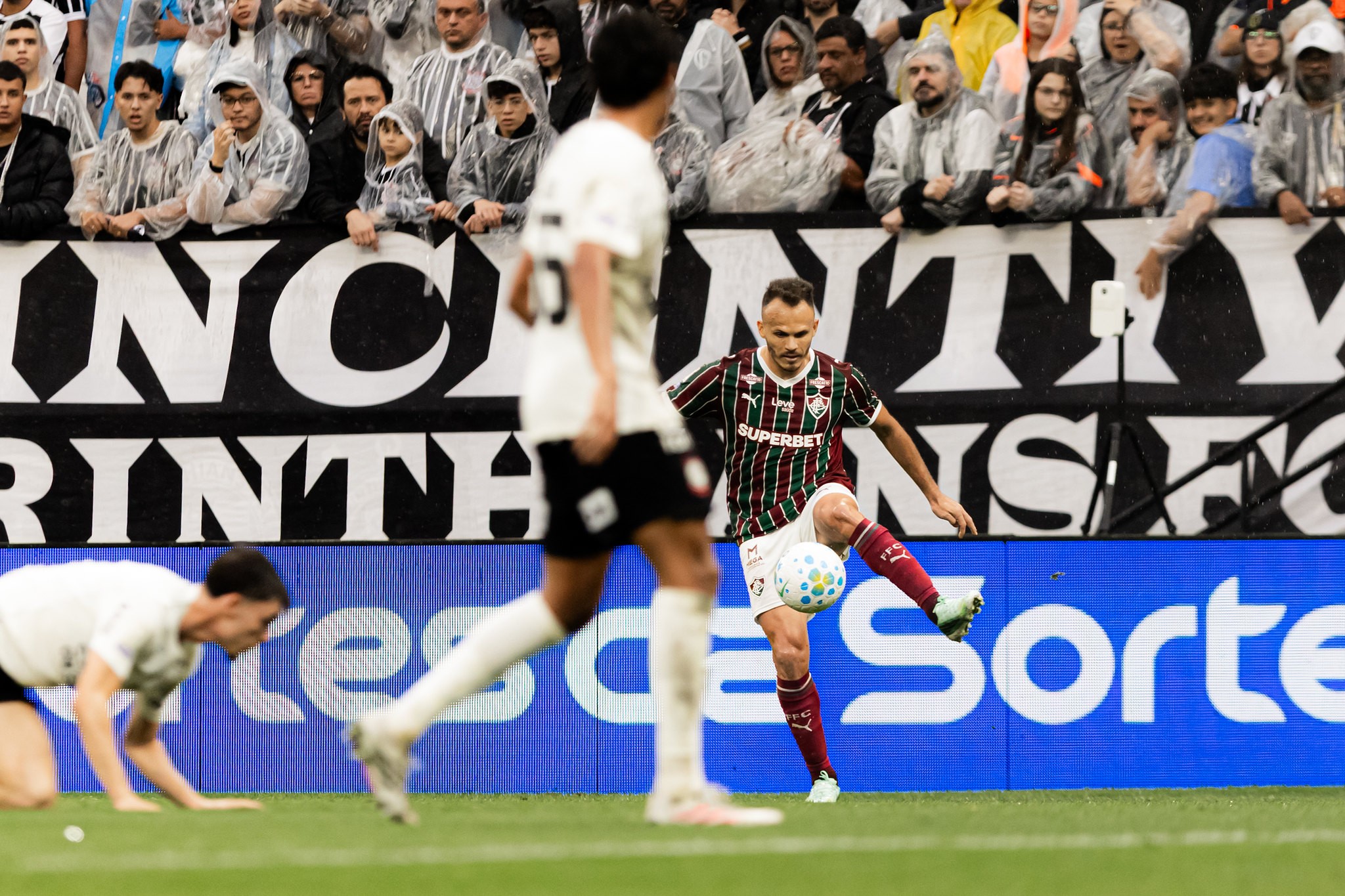 Renê sente dores no tornozelo e deve desfalcar o Fluminense contra o Coritiba