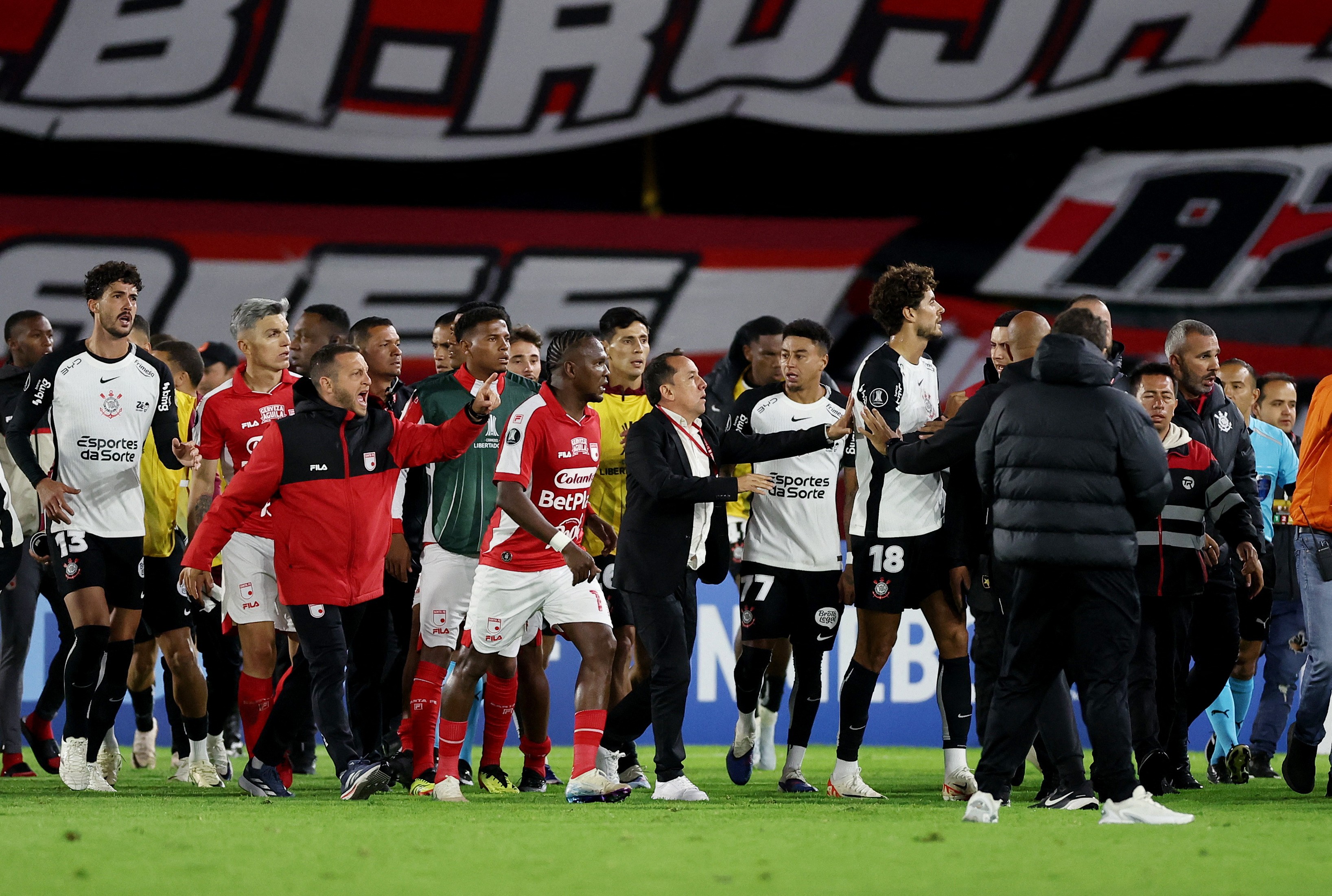 Confusão e Tensão: Fim de Jogo entre Santa Fe e Corinthians é Marcado por Distúrbios e Lances Polêmicos