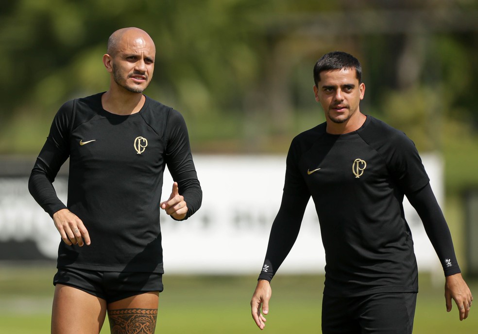 Fabio Santos e Fagner em treino do Corinthians — Foto: Rodrigo Coca/Agência Corinthians