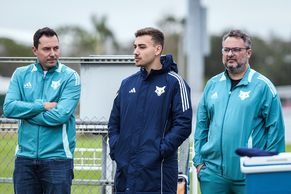 Pedro Junio e Alexandre Mattos observam treino do Cruzeiro nos EUA