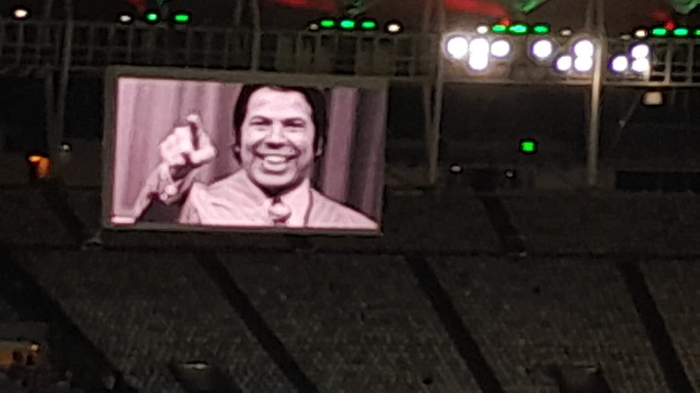 Homenagens a Silvio Santos em Fluminense x Corinthians, no Maracanã — Foto: ge