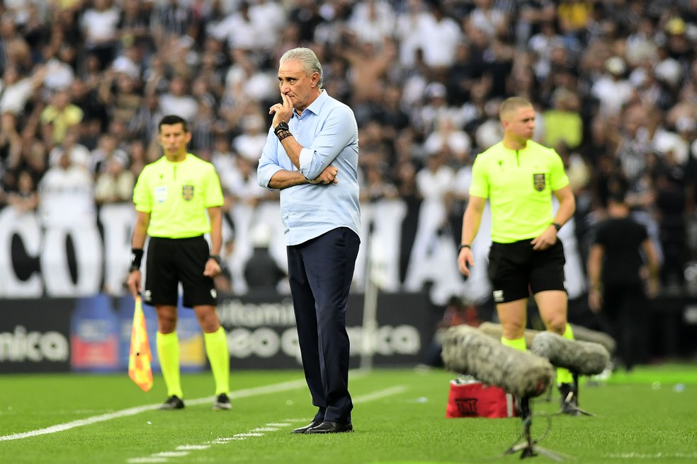 Tite, pelo Flamengo, em jogo contra o Corinthians � Foto: Marcos Ribolli