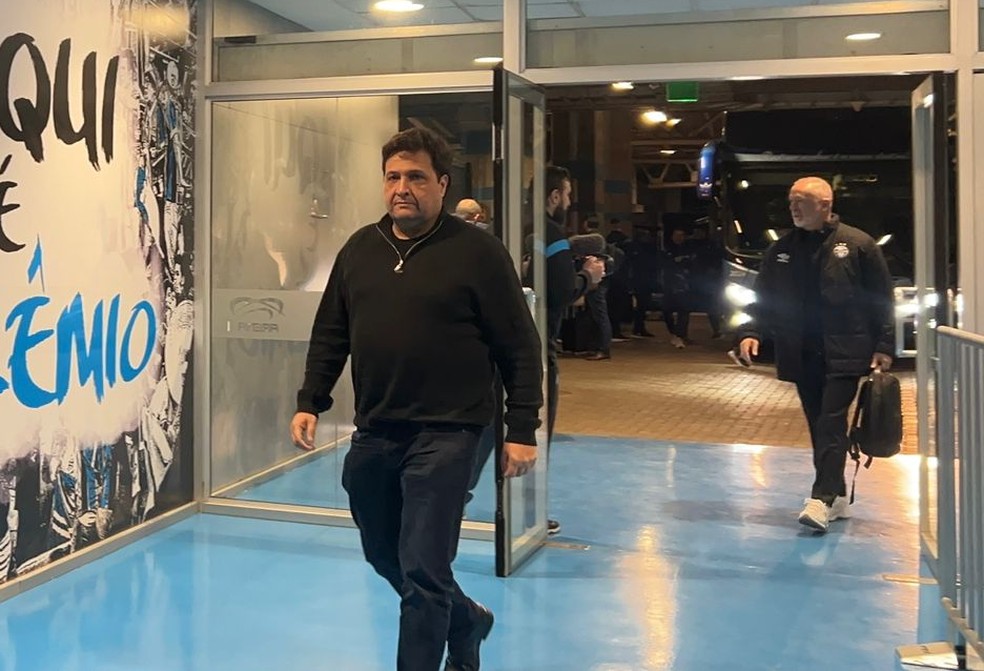Presidente do Grêmio e Mano na chegada à Arena antes do jogo com Sport — Foto: Esther Fischborn
