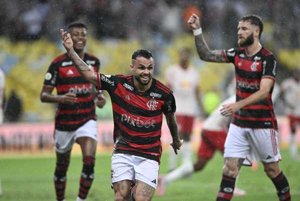 Michael marca em reestreia pelo Flamengo e Gabigol elogia: Muito bonito