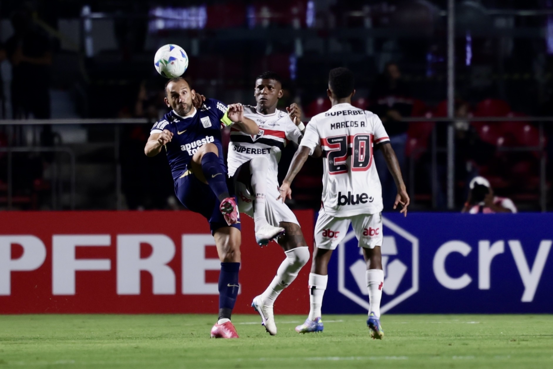 Arboleda deixa jogo no intervalo e se torna dúvida para o São Paulo
