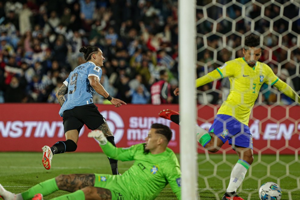 Com pênalti controverso, Brasil vence Uruguai por um a zero