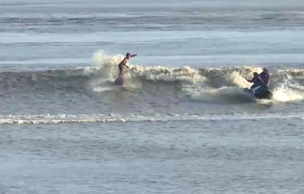 Gabriel Medina surfa na pororoca, no Maranhão — Foto: Reprodução/TV Mirante de Santa Inês