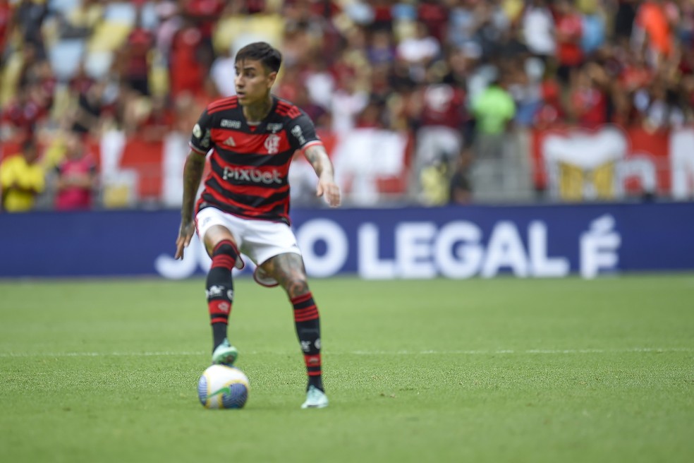 Pulgar em ação pelo Flamengo contra o Vitória
