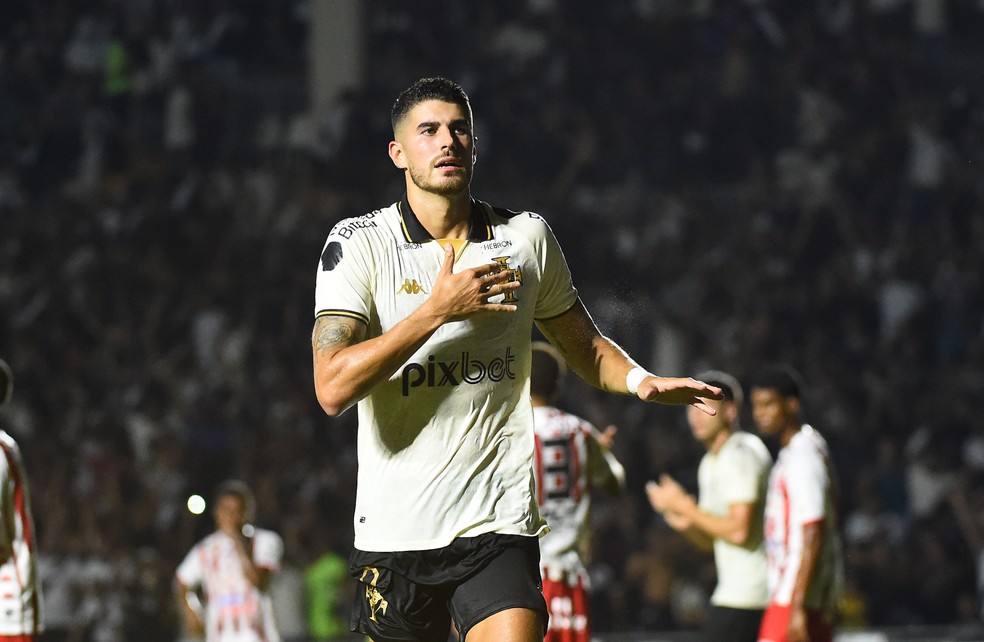 Pedro Raul comemora gol na passagem pelo Vasco  — Foto: André Durão /ge