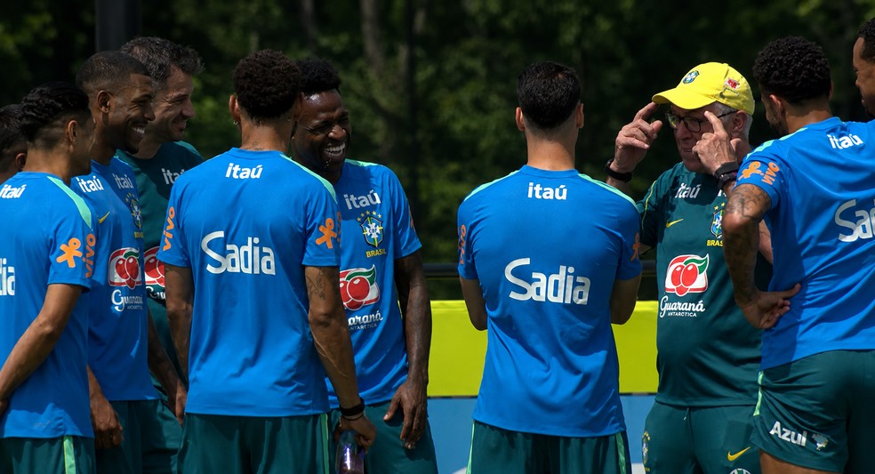 Ancelotti conversa com alguns titulares durante treino da Seleção nesta terça-feira, depois de vitória contra o Japão — Foto: Reprodução/TV Globo