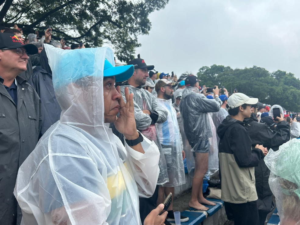 Torcedor emocionado ao ver Lewis Hamilton dirigir carro de Ayrton Senna — Foto: Gabriel Oliveira