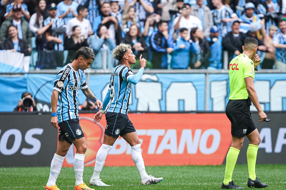 Ferreira e Bitello, os autores dos gols gremistas na 1ª etapa — Foto: Maxi Franzoi/AGIF