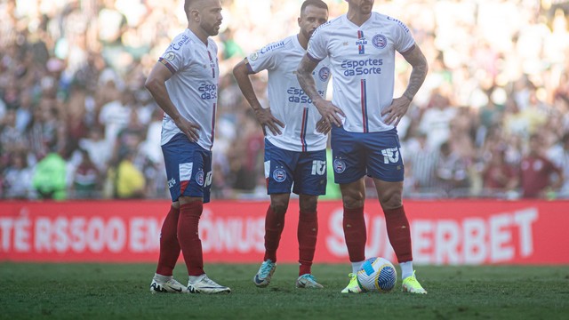 Everaldo e Everton Ribeiro se preparam para bater falta no Maracanã