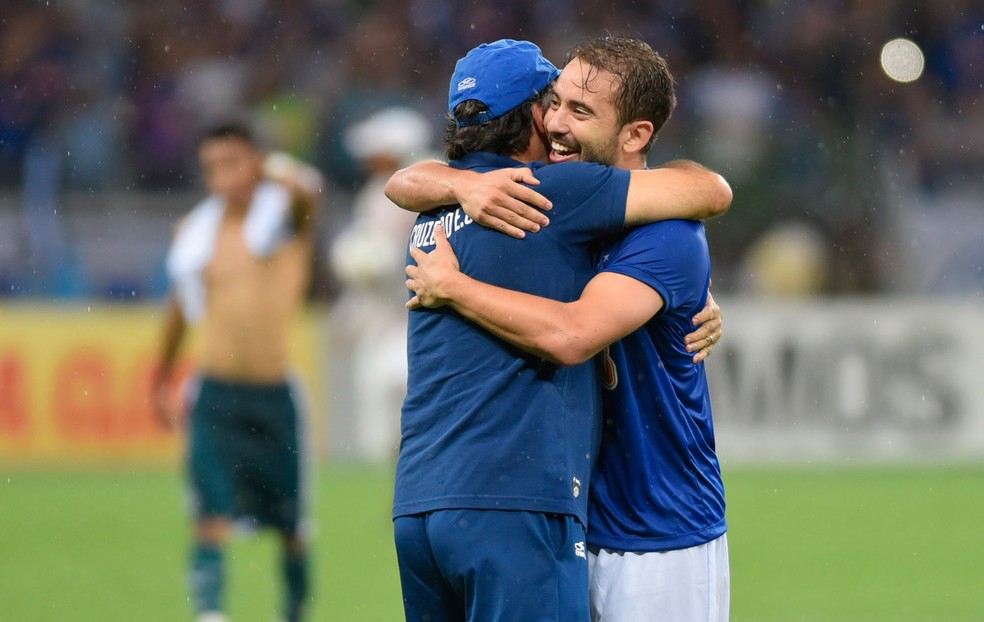 Everton Ribeiro e Marcelo Oliveira no Cruzeiro — Foto: Douglas Magno