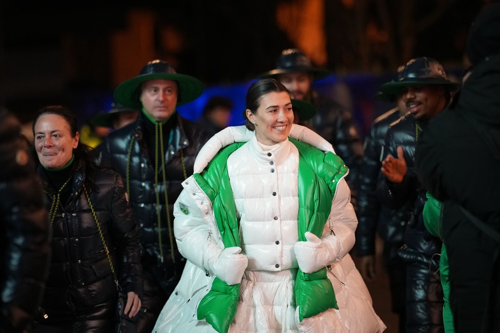 Nicole Silveira esbanja simpatia no desfile em Cortina d'Ampezzo — Foto: Julián Polo/COI