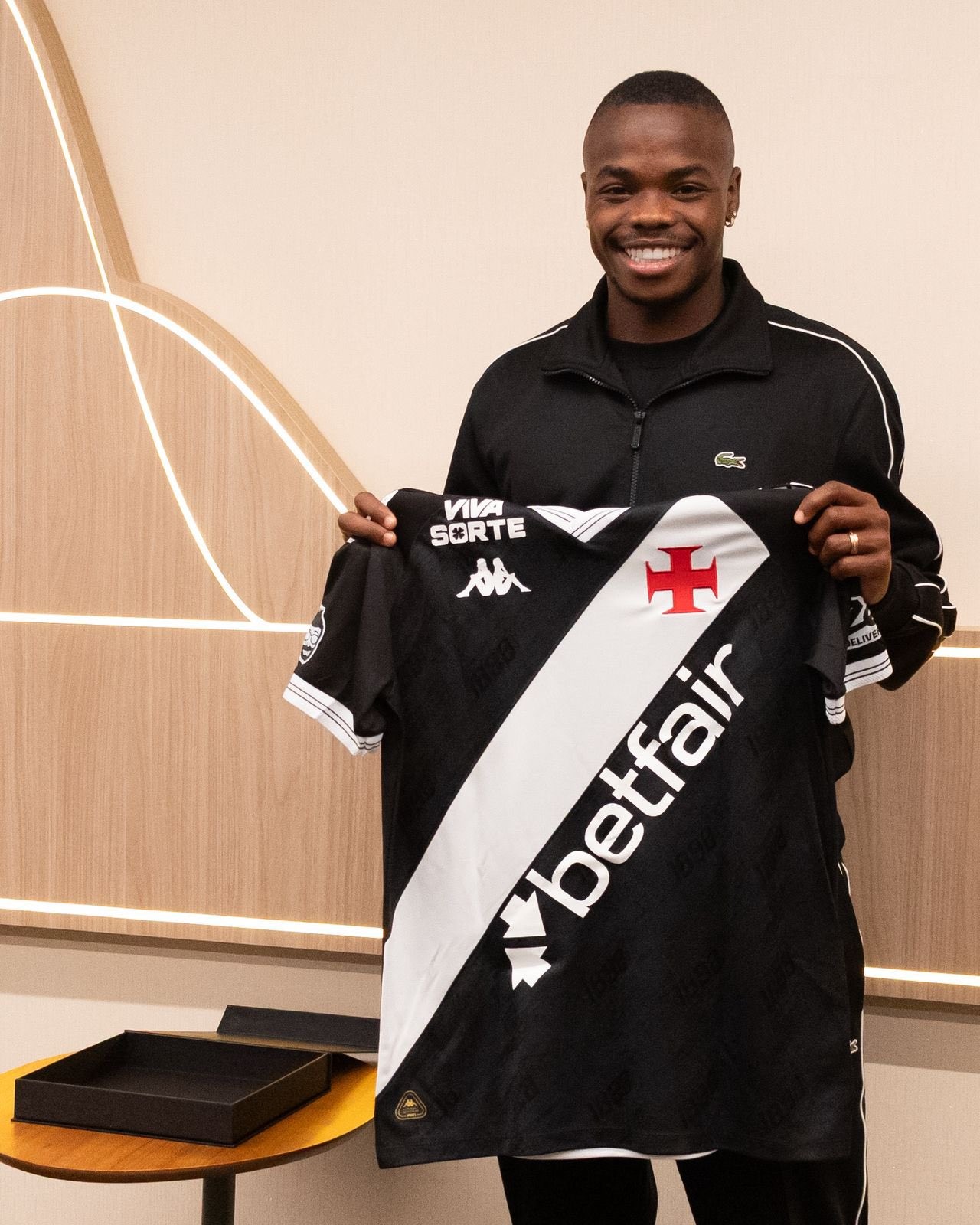 Andrés Gómez chega ao Rio para assinar com Vasco e se apresenta: 