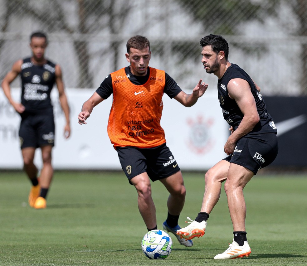 Ryan Gustavo e Giuliano durante treino do Corinthians no CT Joaquim Grava — Foto: Rodrigo Coca/Agência Corinthians