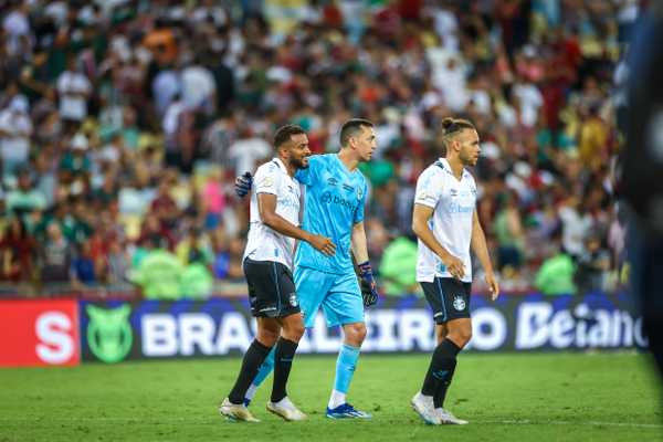 Grêmio sacrifica posse de bola, ofensividade e busca empate aguerrido.