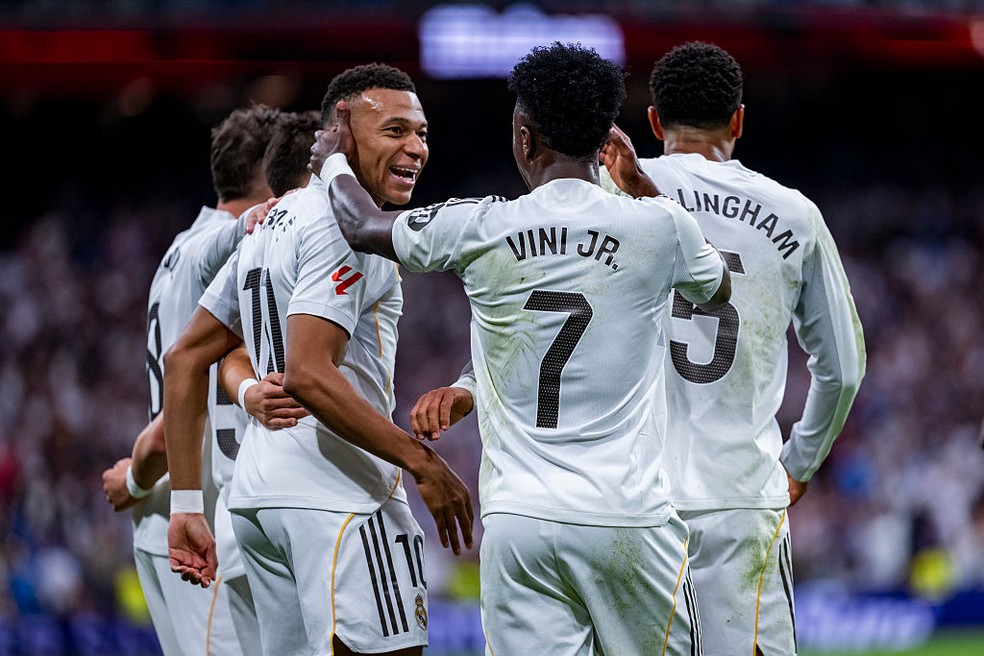 Mbappé, Vini Jr e Bellingham comemoram gol do Real Madrid sobre o Barcelona — Foto: Getty Images