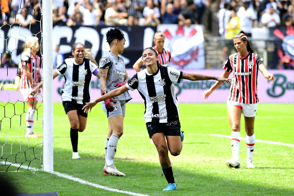 Jaqueline comemora gol do Corinthians contra o São Paulo na final do Brasileirão Feminino — Foto: Marcos Ribolli