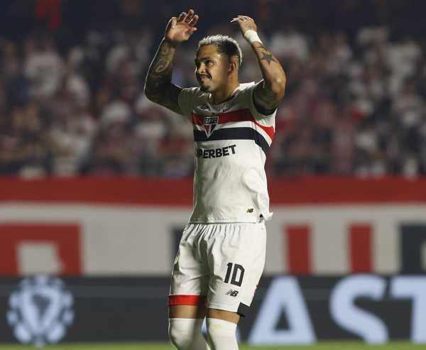 Luciano pedia para bater pênalti perdido por Lucas durante partida do São Paulo